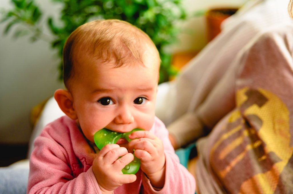 How to help with teething symptoms